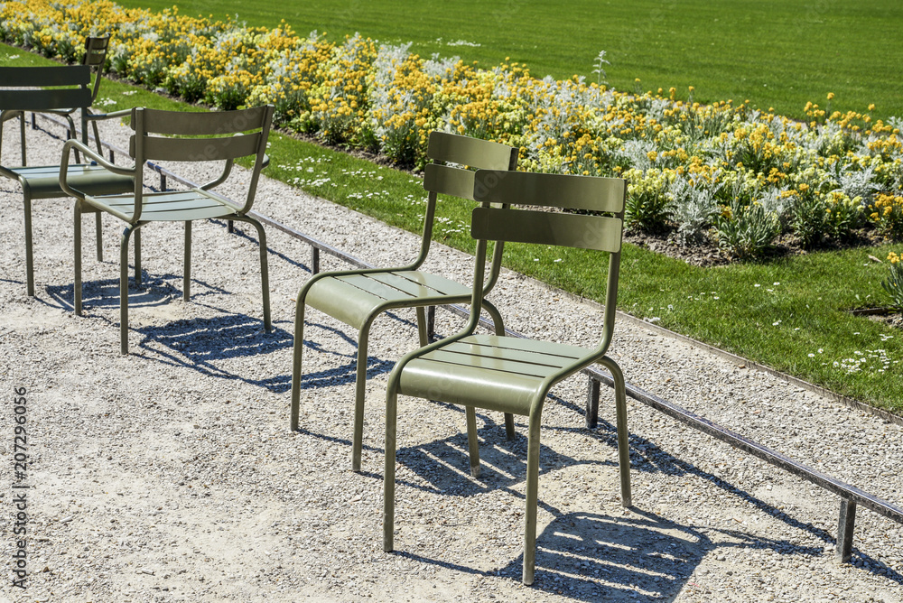Empry chairs in the Jardin du Luxembourg - obrazy, fototapety, plakaty 