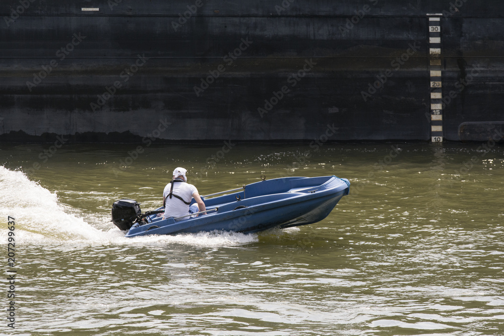 Fototapeta premium Boot vor Schiff