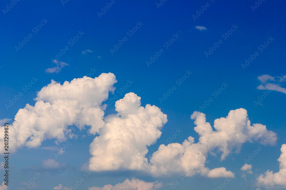 Blauer Himmel mit weißen Wolken Blauer Himmel mit weißen Wolken
