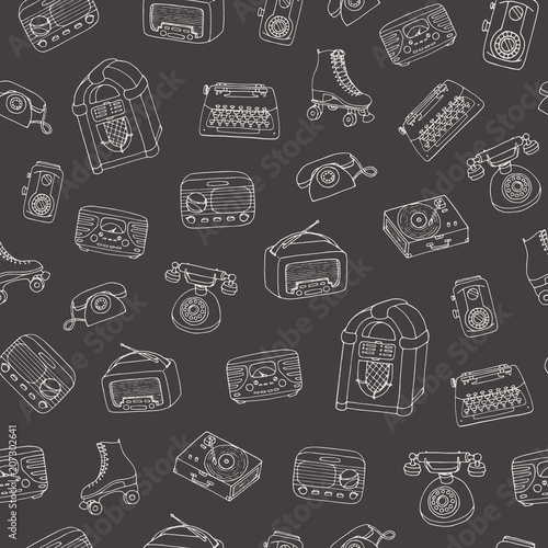 Vector retro seamless pattern with old tech, juke box, radio, typewriter, roller skates and vinyl record player outline on the blacboard background. Hand drawn 1950s and 1960s objects.