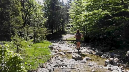 Junge Frau Wandern mit Drohne in den Alpen