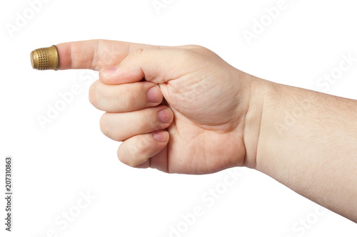 мужская рука сжата в кулак, на указательный палец надевают наперсток, белом фоне