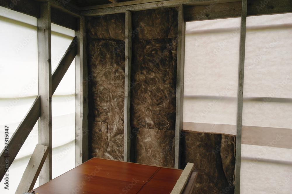 строительство каркасного дома, утепление стен минеральной ватой Stock ...