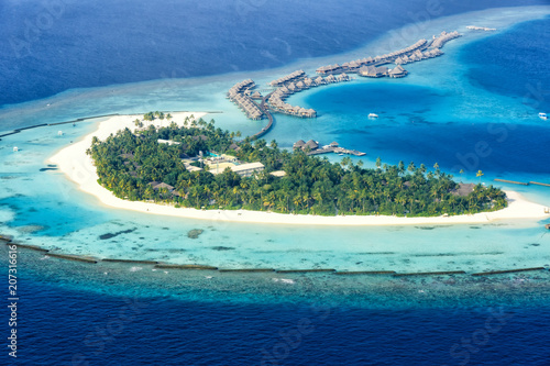 Bild auf Leinwand Malediven Insel Urlaub Paradies Meer Halaveli Resort Ari Atoll Luftbild