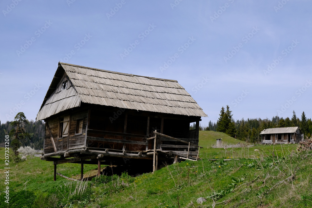 Gruzja, płaskowyż Dabadzveli - drewniany dom w górskiej wiosce - obrazy, fototapety, plakaty 
