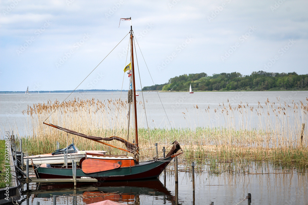 Fototapeta premium kleiner Hafen mit Segelboot