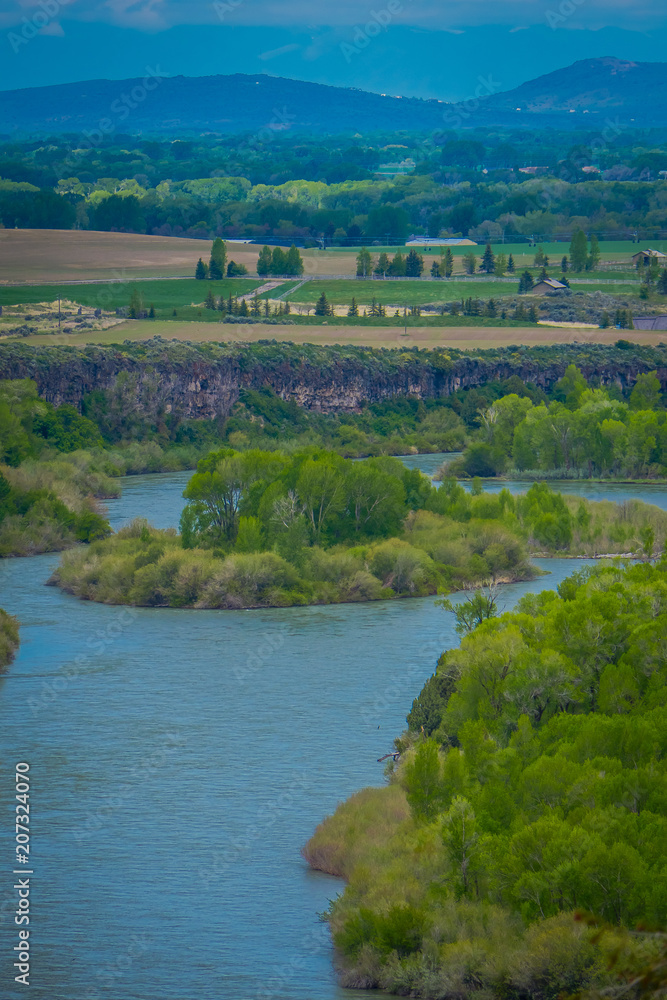Naklejka premium Beautiful landscape of the Snake River meandering through the desert of Idaho. The Snake River provides world class fishing, hunting, and recreation