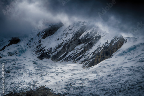 Mount Taulliraju in clouds (Peru) © Matthias Kestel