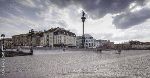 Widok na rynek starego miasta w Warszawie, pandemia COVID-19