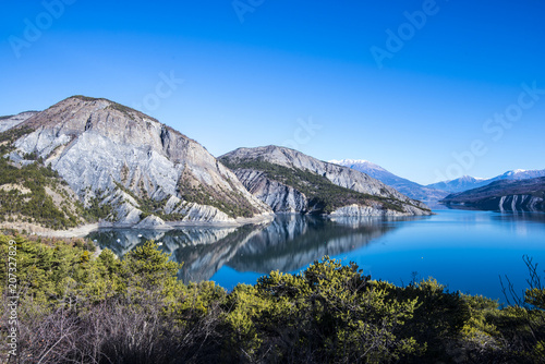 Φωτογραφία Panoramic view of lake Lac de serre-poncon in French Alps on a clear day