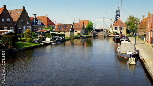Blick vom Kanal zur alten Schleuse in Hindeloopen am Ijsselmeer mit vielen alten Häusern photo