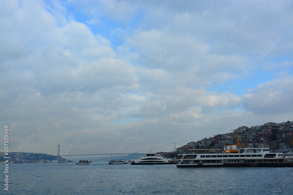トルコイスタンブールのボスポラス海峡の景観
