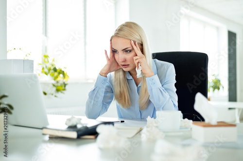 Young businesswoman suffering flu at work © Snapic.PhotoProduct