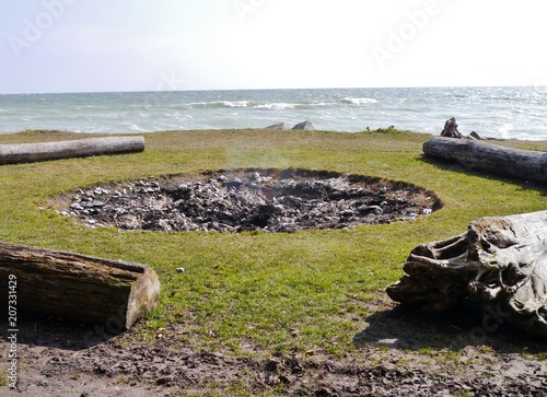 Feuerstelle in Sassnitz an der Ostseeküste auf Rügen © Clarini