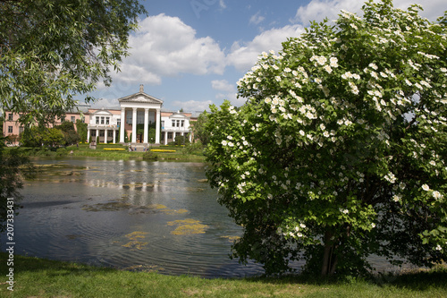 Canvastavla Main botanical Garden in Moscow.  Building  of  Park and pond