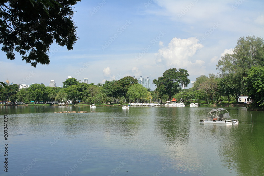 ルンピニー公園の池とバンコクの高層ビル