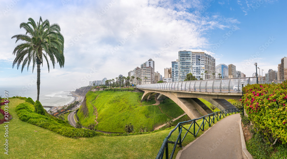 Obraz premium Panoramiczny widok z dzielnicy Miraflores z bocznym mostem Villena Rey w Limie, Peru
