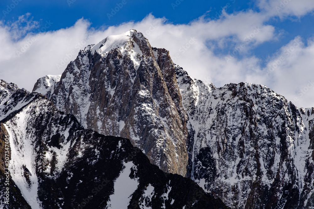 Rugged snow-covered peaks of the White Mountains Rugged snow-covered peaks of the White Mountains