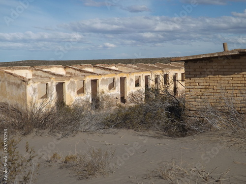 Abbandoned solitary ruins © Patricio RAW