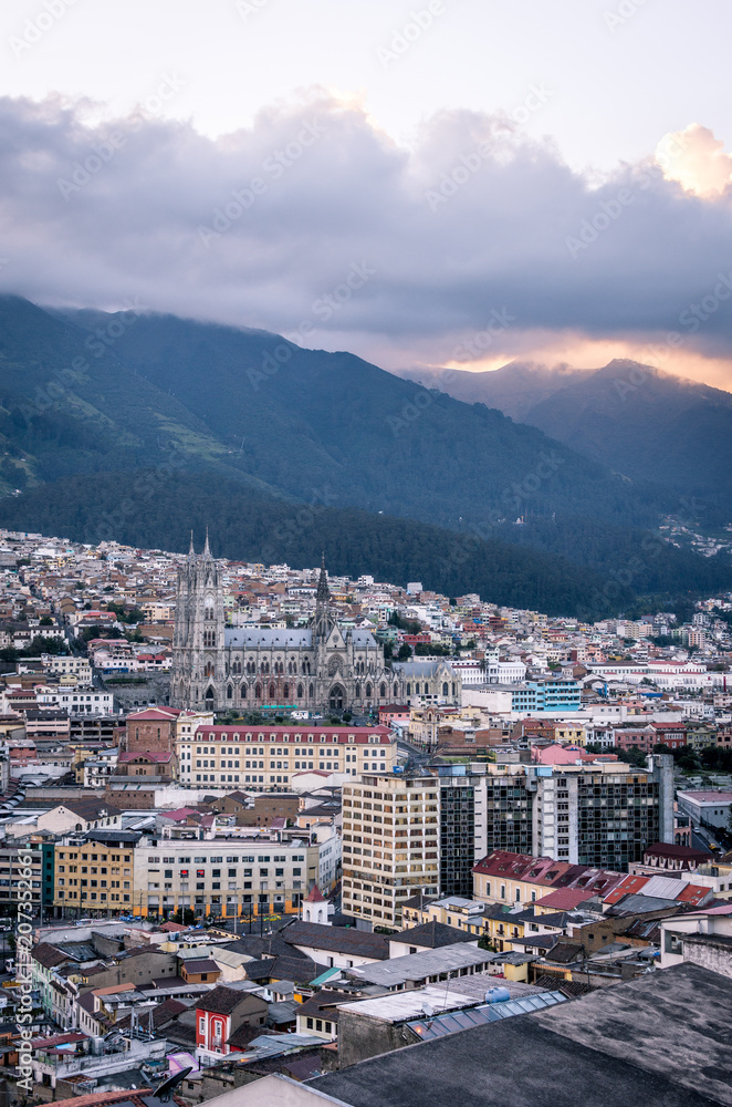 Fototapeta premium Coucher de soleil à Quito, Équateur