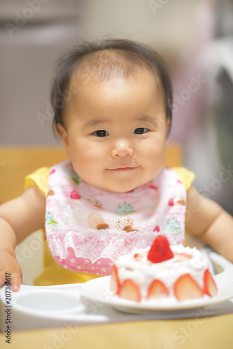 1歳の誕生日ケーキを食べる子供