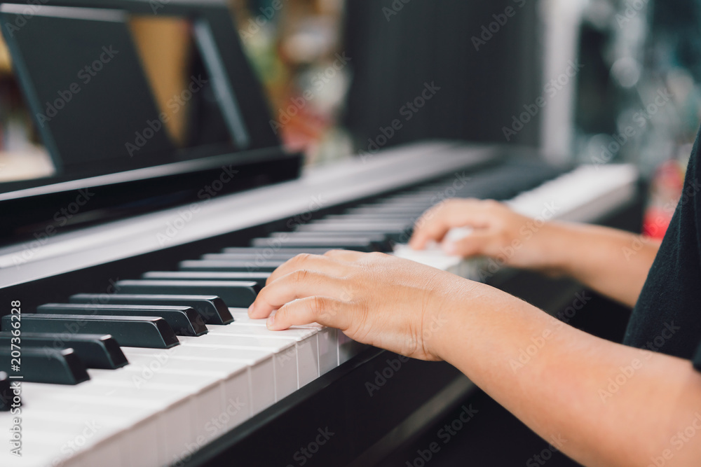 Obraz premium An asian boys playing the piano.