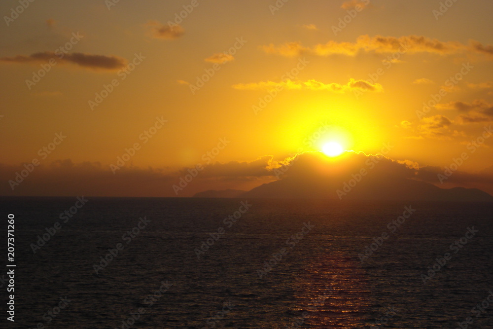 Sonnenuntergang im Mittelmeer auf Kreuzfahrt