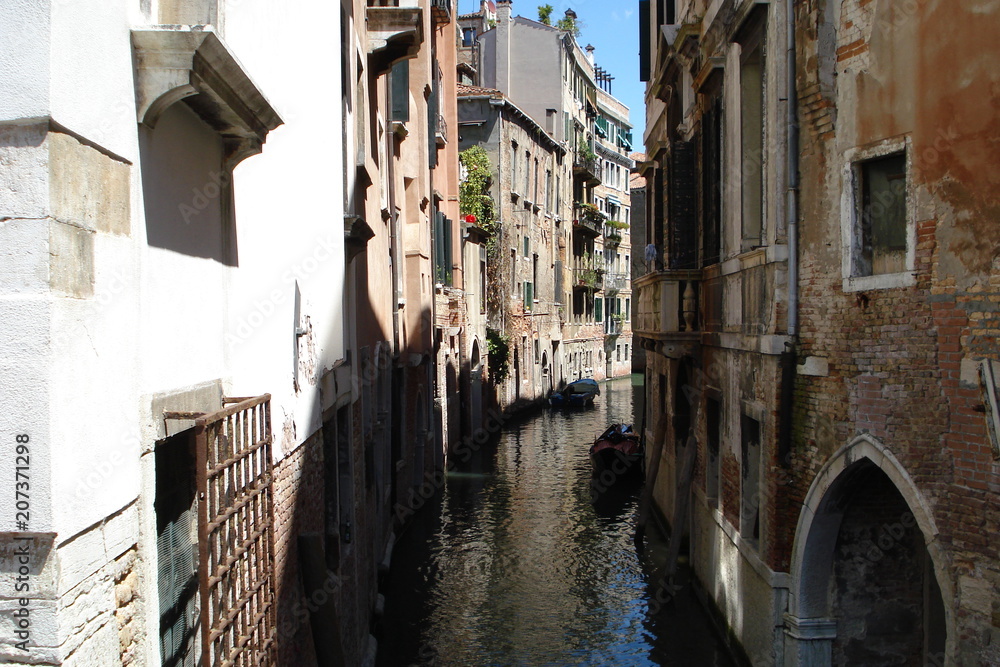 Venedig durch die Kanäle im Sommer