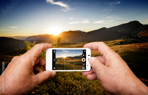 Tramonto al Passo Rolle sulle Dolomiti fotografato con Smartphone photo