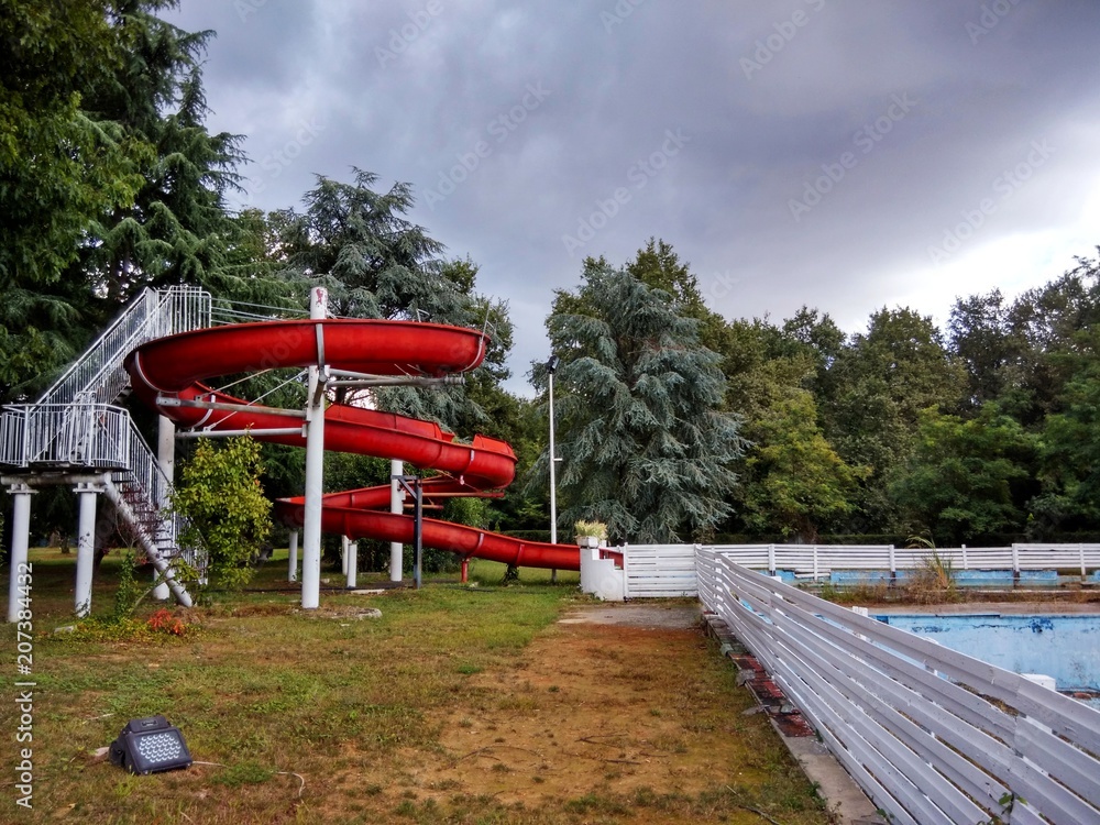 Piscina abbandonata con scivolo Piscina abbandonata con scivolo