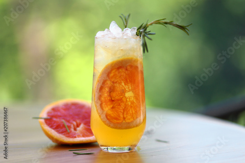 лимонад из грейпфрута с розмарином и кубиками льда