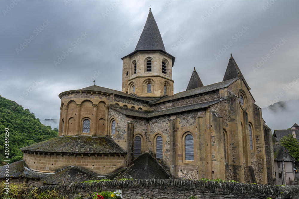 Vista a la Abadía de Saint-Foy en Conques, Francia