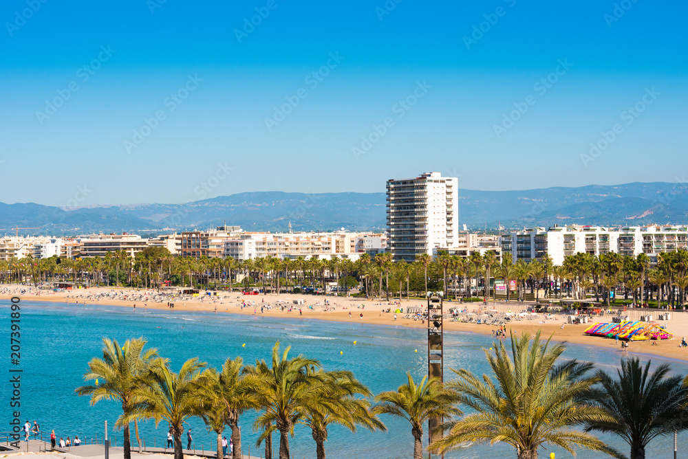 Fototapeta premium Salou, Tarragona, Hiszpania - 24 kwietnia 2017: Wybrzeże Costa Dorada, główna plaża w Salou. Niebieskie niebo. Skopiuj miejsce.