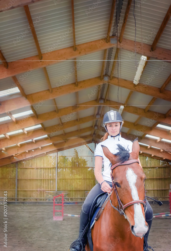 Fototapeta premium jolie cavalière dans le manège