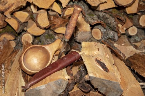 Hiking coffee cup in wood and knife