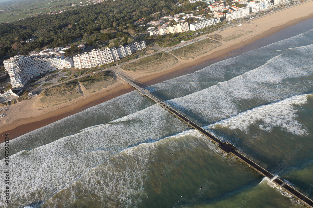 L'estacade de Saint-Jean-de-Monts vue du ciel grande marée Photos | Adobe  Stock