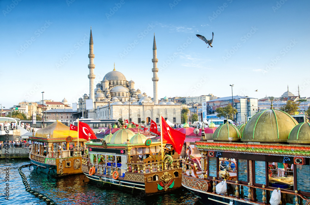 Naklejka premium Stambuł, Turcja - 6 października 2015: Widok na meczet Sulejmana Wspaniałego i łodzi rybackich w Eminonu, Stambuł, Turcja