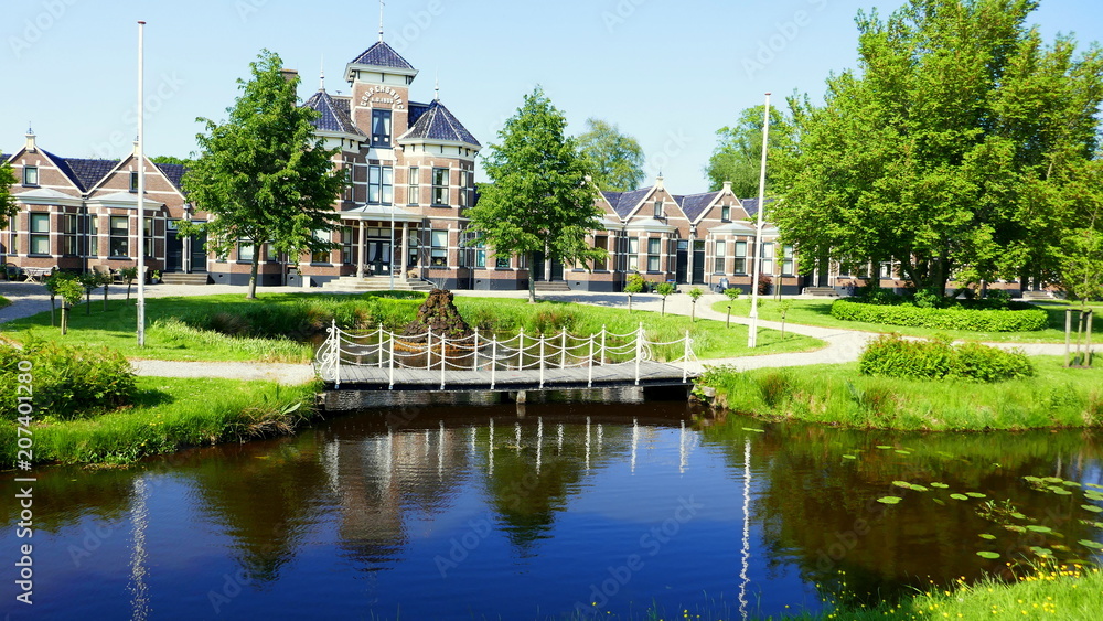 Coopersburg in Akkrum - 1900 als Altersheim gegründet mit Park und spiegelnden See