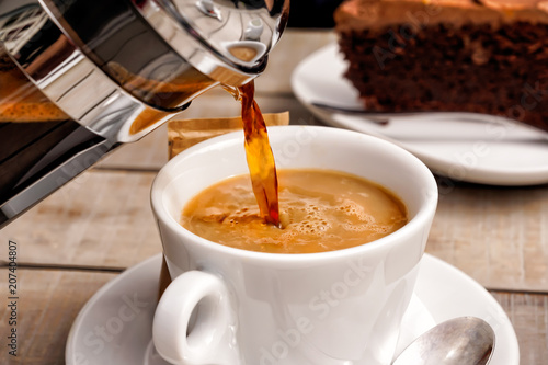 Kaffee und Kuchen, Kaffetasse und Schokoladenkuchen