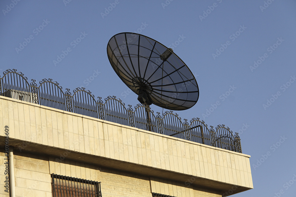 Antena parabólica en terraza de casa. Stock Photo