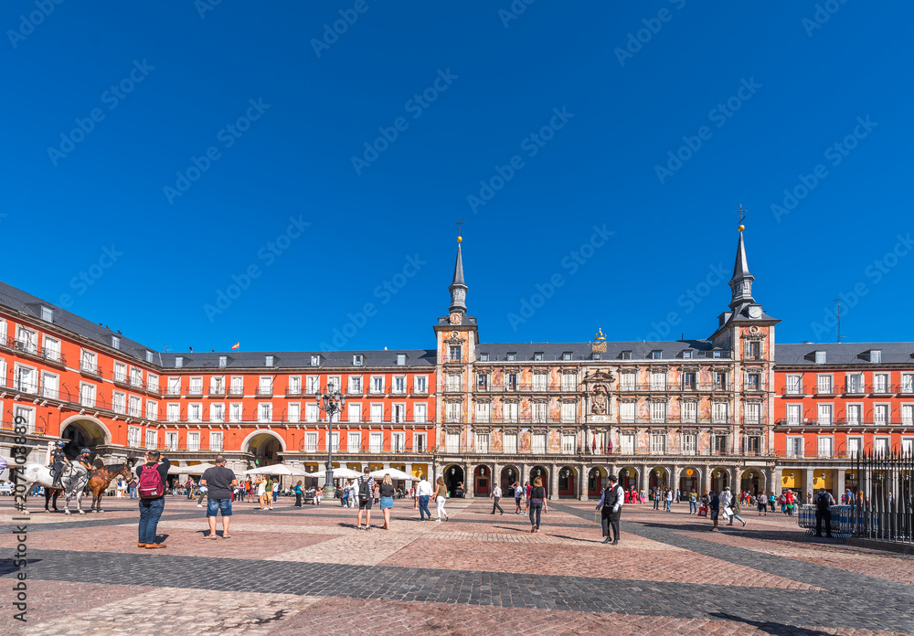 Obraz MADRID, SPAIN - SEPTEMBER 26, 2017: View of the building and the square. Copy space for text.