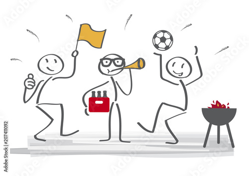 Freunde gucken zusammen Fussball