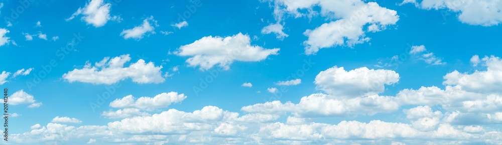 Obraz premium Błękitne niebo i chmury