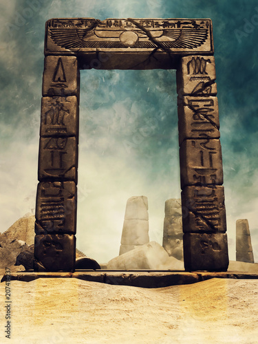 Ruiny starożytnej egipskiej bramy z hieroglifami