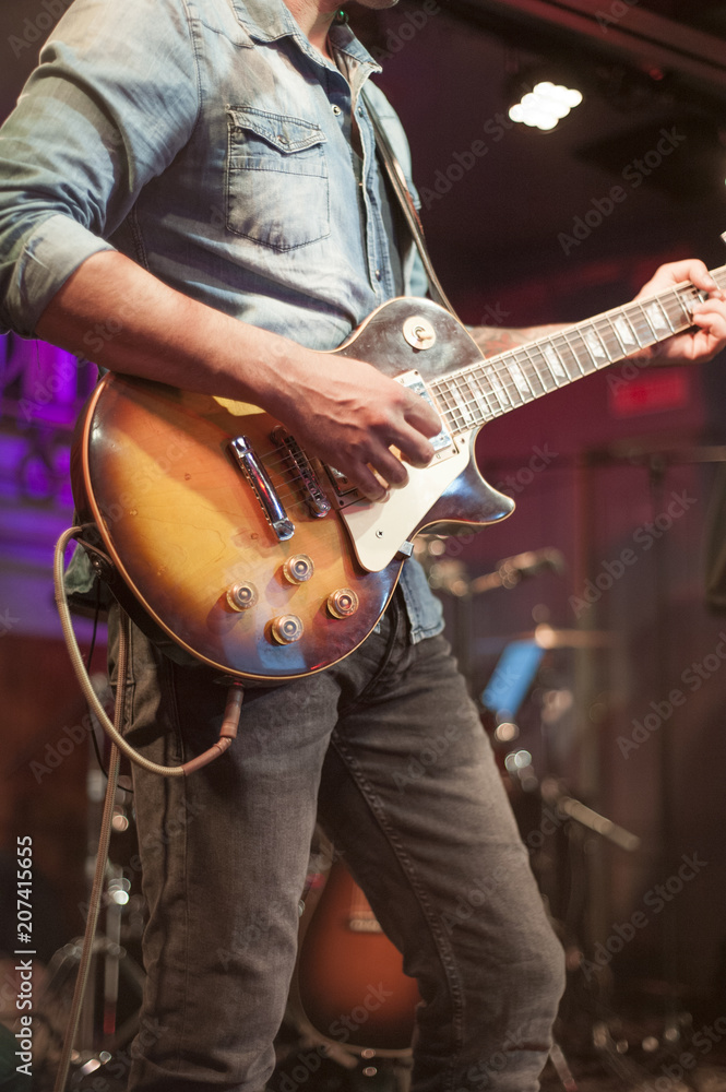 Fototapeta premium atrakcyjny mężczyzna gra na gitarze elektrycznej