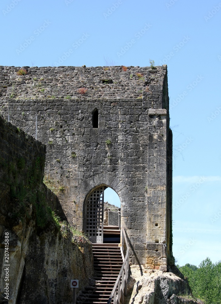 Fototapeta premium les ruines du château de commarque en dordogne, les Eyzies-de-Tayac-Sireuil