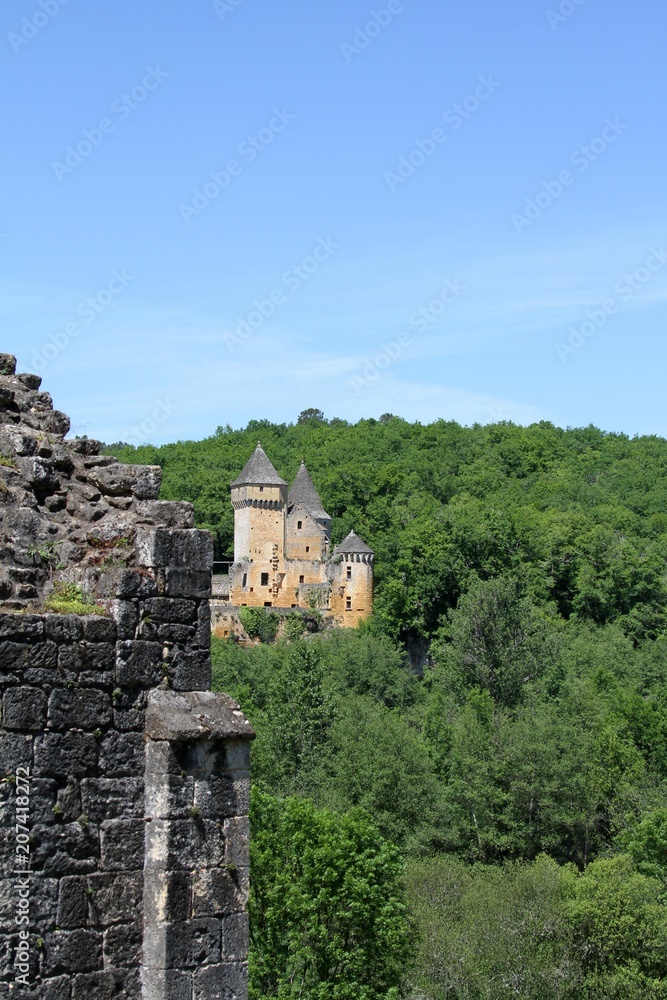 les ruines du château de commmarque en Dordogne