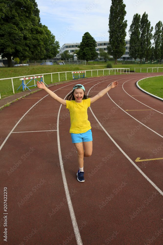 Obraz premium Little girl have fun on the stadium