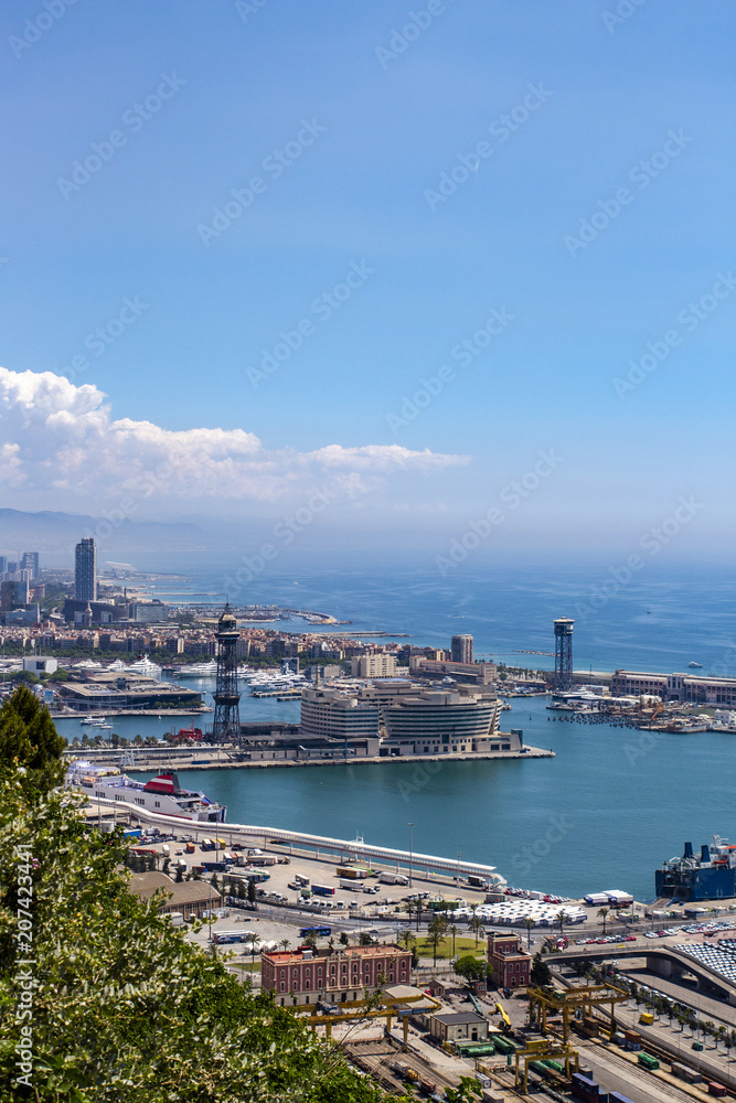 Fototapeta premium Harbor of Barcelona in a sunny day