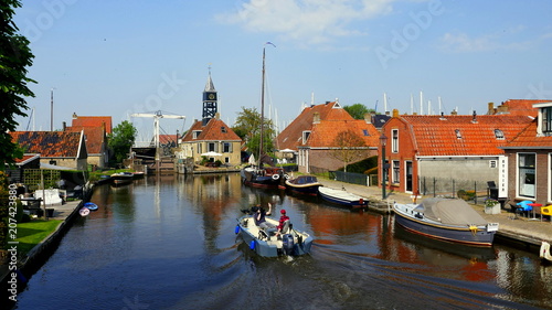 Blick vom Kanal zur alten Schleuse in Hindeloopen am Ijsselmeer mit vielen alten H  usern